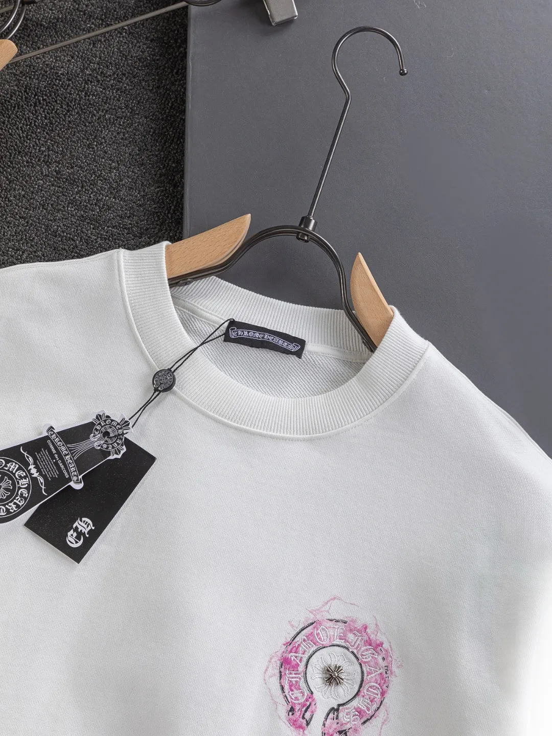 🅿️280 Chrome Hearts CH Cross 25SS Autumn and Winter Sweatshirt Early Autumn Classic Style Colorful hand-painted horseshoe Sanskrit cross on the chest 🪡 embroidery Large logo on the back hand-painted horseshoe Sanskrit ✝️🪡 embroidery Round neck pullover sweatshirt, hot style coming, a style that both men and women like, same style for men and women, 100% chance of turning heads when you wear it when you go out! It’s all about being handsome. The designer’s classic sense is precisely grasped. The whole piece of clothing is heavy. Industrial washing process. Ready-made garments are dyed + sprayed for a horse effect. The double-washing process is super recognizable. It uses heavy washing to make it distressed. The edges of the patch are slightly rolled and naturally distressed. It has a three-dimensional layering with a little damage and is very visually lethal. It adheres to Kroxin's consistent rough style. The chest and back are large, and the horseshoe flower printed patch pattern is embroidered and decorated. It is decorated with silver metal engraved distressed buttons. The classic elements full of brand recognition instantly enhance the overall sense of grade and specification. Its texture is quite high-end! The overall feeling is high-end, simple and elegant, with silver hardware accessories, a full set of customized accessories, and the pattern of the entire dress is all decorated with patchwork three-dimensional embroidery technology, which is the finishing touch of the entire dress. The design on the back is even more eye-catching! ! This full back is so cool, it’s full of design, and the overall upper body style highlights fashion and individuality. Wearing it together as a couple is even more popular on the street. I recommend the early autumn sweatshirt! ! The fabric is a unique 440g 100% cotton, which is skin-friendly, breathable, and feels moist. It has a strong texture and smooth lines. It can be called a back killer, which has very strict requirements on craftsmanship and cost. The smooth neckline, flat cuffs and hems, the stitches are small and tight, tight and orderly, and the details are perfect. The consistent OS version can be worn alone or layered. It is very casual, but very iconic! It is simply the flagship of high-end trendy brands and must be included in your wardrobe. It has the American fashion spirit of freedom and individuality, and is highly recognizable and stylized! Color: Black White Size: S-XL Size chart: S: Shoulder width 51-Bust 56-Length 69 M: Shoulder width 52.5-Bust 58-Length 71 L: Shoulder width 54-Bust 60-Length 73 XL: Shoulder width 55.5-Bust 62-Length 75